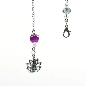Detailaufnahme der DIY Yoga Lotus Anhänger Kette mit lila Perle und funkelnden Kristallen.