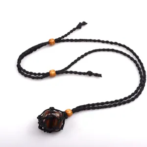 Collana con tasca in rete di pietra di cristallo intrecciata nera fatta a mano regolabile.