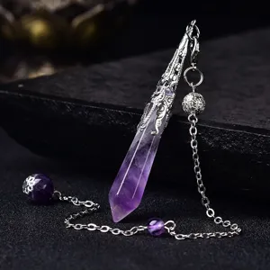 Detailansicht des natürlichen Amethyst Kristall Pendels mit Silberkappe und feiner Kette.