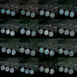Porte-Clés Lumineux en Acier Inoxydable Rond Visage Emoji Mignon Dessin Animé Croix Cœur Pendentif Sac Cadeau Halloween Unisexe