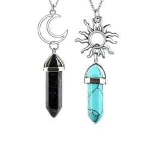 Vue rapprochée détaillée des magnifiques colliers couple en cristal hexagonal.