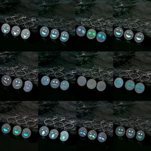 Set de porte-clés émoji lumineux, plusieurs pendentifs avec expressions faciales.