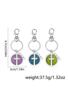 Porte-clés croix en métal avec design circulaire coloré, accessoire élégant quotidien.