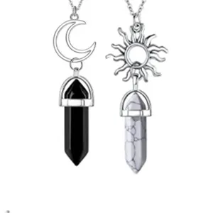 Vue détaillée du collier pendentif couple en cristal hexagonal pierre de lune et soleil.