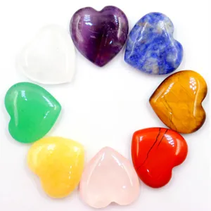 Vue detaillee de 8pcs pierres de cristal naturelles en forme de coeur pour la decoration.