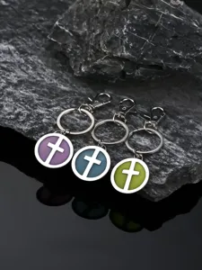 Set de porte-clés en métal avec pendentif croix ronde, émail coloré, accessoire stylé.