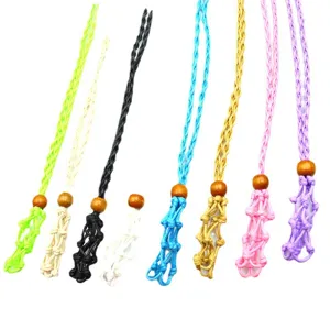Cordón de collar portapiedras de cristal tejido colorido hecho a mano vista detalle