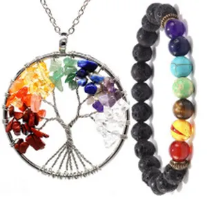 Vista detallada del juego de joyas con collar de árbol de la vida de cristal y pulsera de lava.