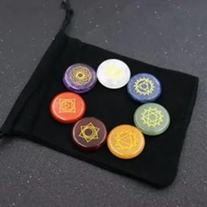 Set de piedras de cristal de chakra con bolsa de terciopelo negro, detalle de piedras.