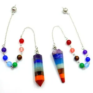 Péndulo de radiestesia de cristal natural 7 chakras con cadena de metal y cuentas de colores.