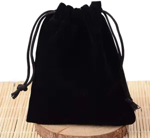 Detail de pochette cordon en velours noir, sac de rangement de bijoux doux gros plan.