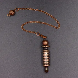 Nahaufnahme des kupferfarbenen Metall-Pendels mit Spiral-Kegelanhänger und Kette.
