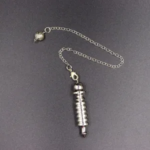 Nahaufnahme Detailansicht des silbernen Metall Pendel Anhängers mit Kette und Karabinerverschluss.