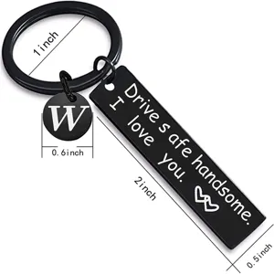 Portachiavi Drive Safe in acciaio inossidabile nero con ciondolo a lettera e messaggio romantico inciso.