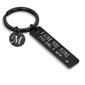 Schwarzer Edelstahl Schlüsselanhänger mit Gravur Spruch und M Anhänger für Paare Geschenk.