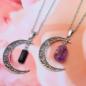 Vista de detalle en primer plano de collares con colgante de luna menguante de plata.