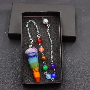 Vista detallada del péndulo de cristal 7 chakras con cono multicolor y cadena metálica.