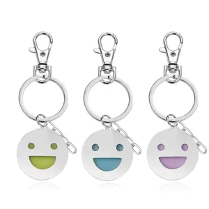 Porte-clés smiley en métal avec incrustation colorée, charm pour sac et anneau pratique.