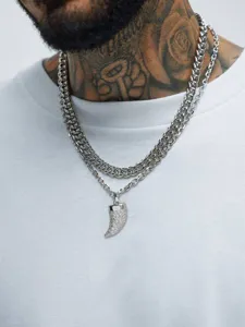 Elegante herren doppelreihige Edelstahlkette mit funkelndem Horn Anhänger Detail.