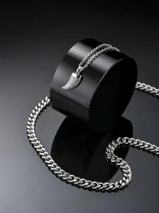 Detailaufnahme der edlen Herren Edelstahl Halskette mit funkelndem Horn Anhänger.