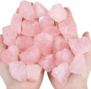 Dettaglio di pietre di cristallo di quarzo rosa grezzo con consistenza rosa naturale.