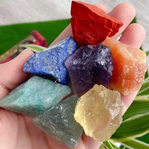 Gedetailleerd overzicht van gekleurde ruwe edelstenen, perfect voor aquarium en DIY-handwerk.