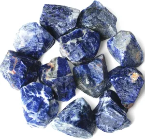 Primer plano de piedras brutas de sodalita azul natural para aromaterapia y decoración.