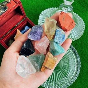 Gedetailleerd overzicht van ruwe kleurrijke kristalstenen, mineralen voor unieke hangers.