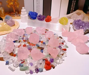 Pietre grezze di quarzo rosa naturale e ghiaia di cristallo per la smagnetizzazione.