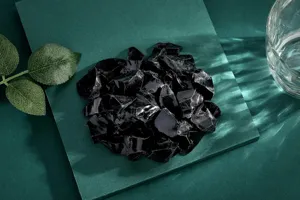 Μαύροι ακατέργαστοι λίθων κρυστάλλου οψιδιανού για αρωματοθεραπεία και διακόσμηση σπιτιού.