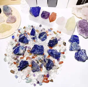 Conjunto de piedras brutas de lapislázuli y cristales triturados para meditación y decor