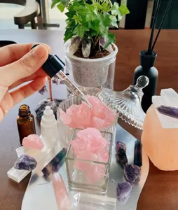 Pezzi di cristallo di quarzo rosa grezzo naturale campione di pietra preziosa per decoro.