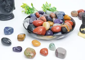 Dettaglio di pietre di cristallo naturali levigate, pietre decorative per yoga in ciotola.