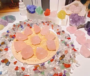 Pietre grezze di quarzo rosa naturale, grandi frammenti di cristallo per cura e arredo.