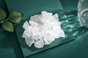Nahaufnahme von rohen weißen Kristallsteinen zur Aromatherapie-Entmagnetisierung und Deko.