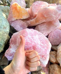 Pietre grezze di cristallo di quarzo rosa all'ingrosso grandi pezzi campione curativo.