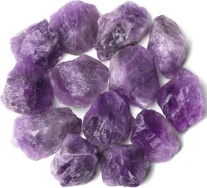 Natuurlijke amethist ruwe steen detailopname, perfect voor kristalgenezing en decor,