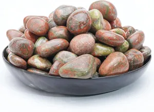 Gedetailleerde opname van natuurlijke gepolijste kristallen trommelstenen met mineralen.