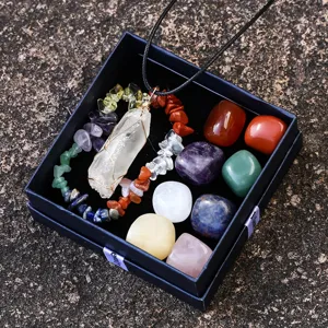 Natürliches Kristall Edelstein Set mit Anhänger und Trommelsteinen in Geschenkbox