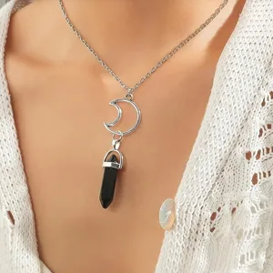 Vue détaillée d'un collier rétro croissant de lune argenté et cristal hexagonal noir.