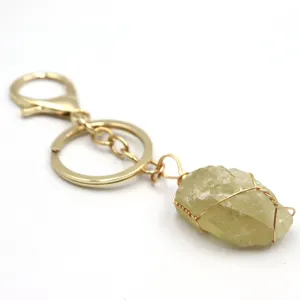 Llavero de piedra de cristal crudo natural con alambre dorado, detalle de colgante.