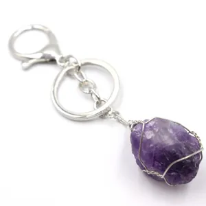 Detailaufnahme eines rohen Amethyst Kristall Draht gewickelten Schlüsselanhängers, Silber Metall.