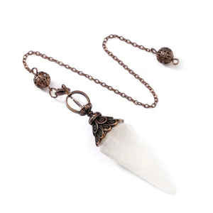 Primer plano detallado de un péndulo de cristal de bronce vintage con piedra cuarzo.
