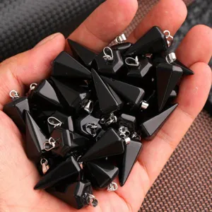 Detailansicht schwarzer hexagonaler Kegel Anhänger aus Stein, Kristall Pendel Kette.