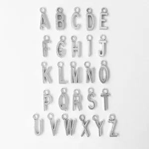 Nahaufnahme silberne Metall Buchstaben Anhänger Ansicht für DIY Schmuck Zubehör Details.