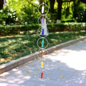 Detailweergave van de ruwe kristallen edelsteen hangende ornament met kleurrijke stenen.