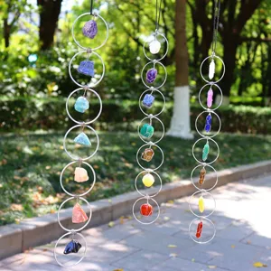 Ruwe kristal edelsteen wandhangende decoratie met metalen ringen en kleurrijke natuurlijke stenen