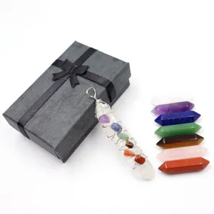 Ensemble de pendentif chakra en cristal naturel avec coffret cadeau et sept colonnes.