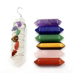 Détail du set de pierres précieuses en cristal naturel avec pendentif en fil et colonnes.