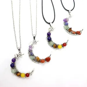 Collana con luna chakra di cristallo, ciondolo in pietra preziosa avvolto in filo.